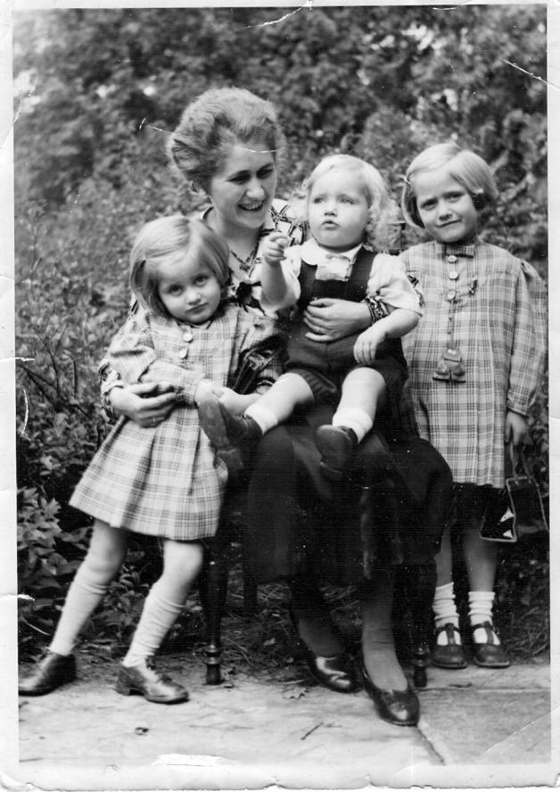 Mit Mutter Elfriede und den beiden Schwestern (l. und r.), von denen eine an Multipler Sklerose starb. Die andere ist 84 und lebt in Diedrichshagen.