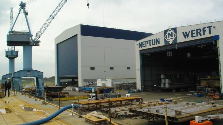 Die Neptunwerft wird von der 58 Meter hohen Produktionshalle geprägt. 
