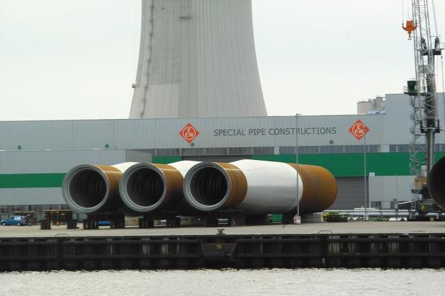 EEW Special Pipe Constructions  produziert im Seehafen Rostock Großröhren für Offshore-Windparks. 