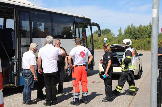 Schwerer Unfall zwischen Bus und Taxifahrer am Rostocker Hauptbahnhof: Taxifahrer von Bus angefahren und eingeklemmt