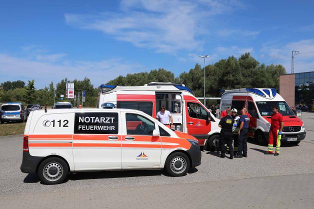Schwerer Unfall zwischen Bus und Taxifahrer am Rostocker Hauptbahnhof: Taxifahrer von Bus angefahren und eingeklemmt
