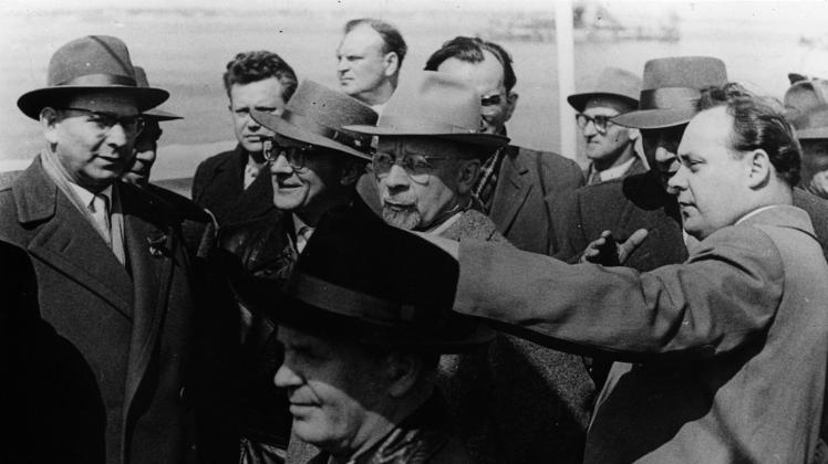 Einweihung des Überseehafens am 30. April 1960. Die Ehrengäste von links: Karl Mewis, Hans Warnke (verdeckt), Erich Honecker, Walter Ulbricht und Harry Tisch.  