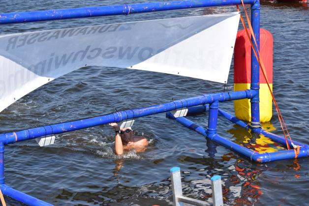Zeitnahme des Siegers Jonas Mier beim 17. Warnowschwimmen