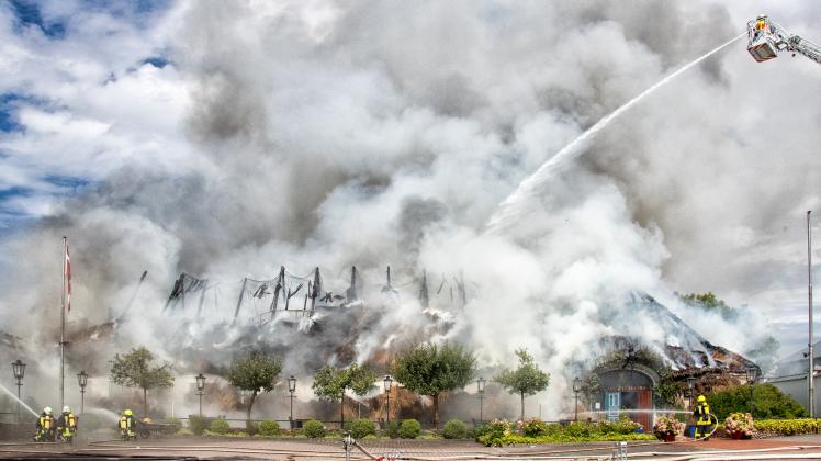 Vergebliche Mühen: Das reetgedeckte Gebäude brannte trotz massiven Feuerwehreinsatzes nieder.