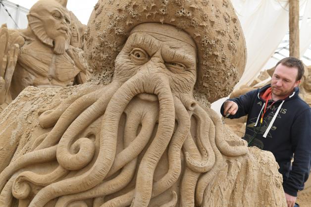 Die zwielichtige Sagengestalt Davy Jones (hier beim Sandskulpturenfestival auf Usedom) hätte seine Freude an der „Christian Radich“ gehabt.