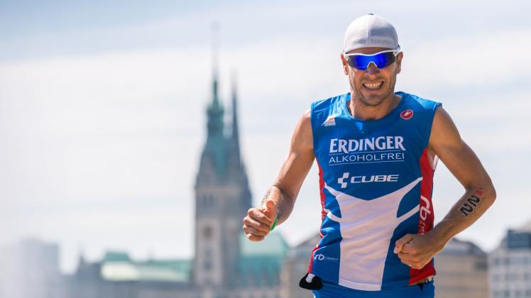 Die rechte Wade machte nicht mit: Michael Raelert beim Ironman Hamburg auf der Marathon-Strecke. 