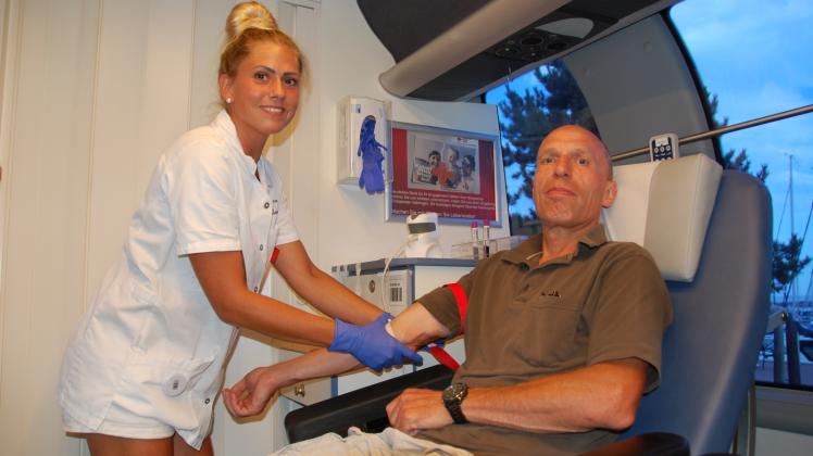 Nach erfolgreicher Spende bekommt Spender Dirk Jalas (57) von der medizinische Fachangestellte Julia Bruhn ein Pflaster auf dem Arm.