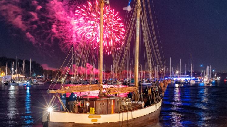 Das bunte Feuerwerk versetzt Hanseaten und Besucher ins Staunen.