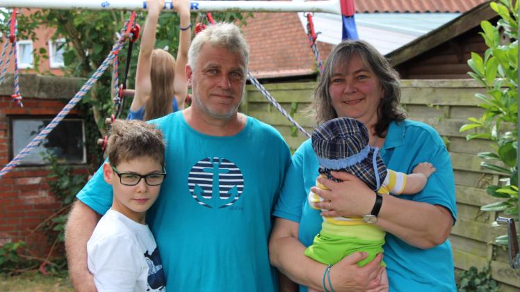Familienzuwachs für Thomas, Anke und Adoptivsohn Marvin: Vor einigen Wochen haben die Kieler den kleinen Justin in Pflege genommen. 