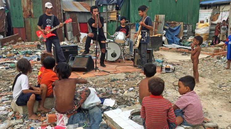 Aufgewachsen sind die Jungs von „Doch Chkae“ in den Slums von Kambodschas Hauptstadt  Phnom Penh.