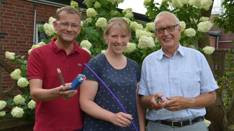 Verbandsvorsteher Jürgen Neumann (rechts) hofft mit seinen Mitarbeitern Helge Stein und Ann-Katrin Richert, dass es schnell vorangeht mit der Verlegung des Glasfaserkabels. 