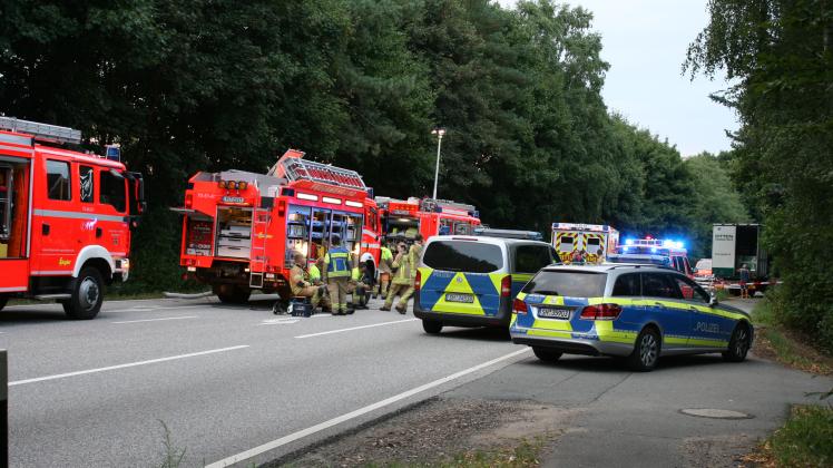Der Unfall ereignete sich auf Friedrichsgaber Straße, kurz vor der Kreuzung Alter Friedrich aus Richtung Norderstedt kommend. Die Feuerwehr war mit 30 Kameraden im Einsatz.