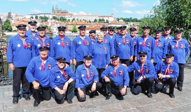 Kräftige maritime Stimmen: Der Shantychor De Klaashahns bereichert das Programm auf der Sail-Bühne. Kräftige maritime Stimmen: Der Shantychor De Klaashahns bereichert das Programm auf der Sail-Bühne.