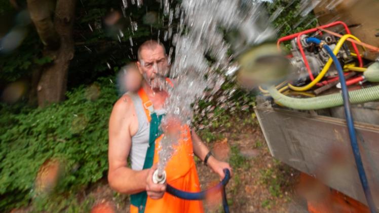 „Wasser, Wasser, Wasser“: Thorsten Haack ist wie drei weitere Kollegen des Kommunalservice seit Monaten mit dem Gießen von Itzehoes Bäumen beschäftigt.  Fotos: Ruff 