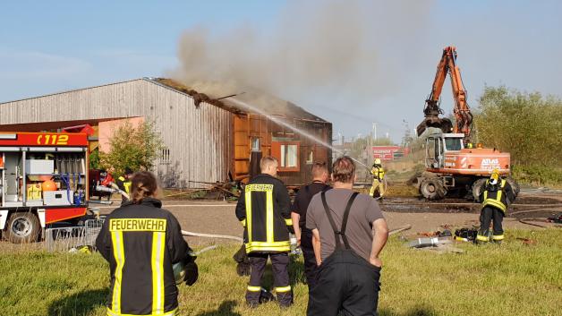 Bevor die Feuerwehr von der Drehleiter aus den Brand löschen kann, muss das Dach des Kindergartens abgerissen werden. 