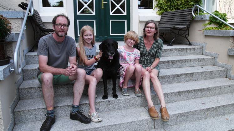 Die Hausbesitzer: Andreas, die Töchter Helene und Ada und Steffi Hülße mit Hund Zorro  Fotos: mmde 