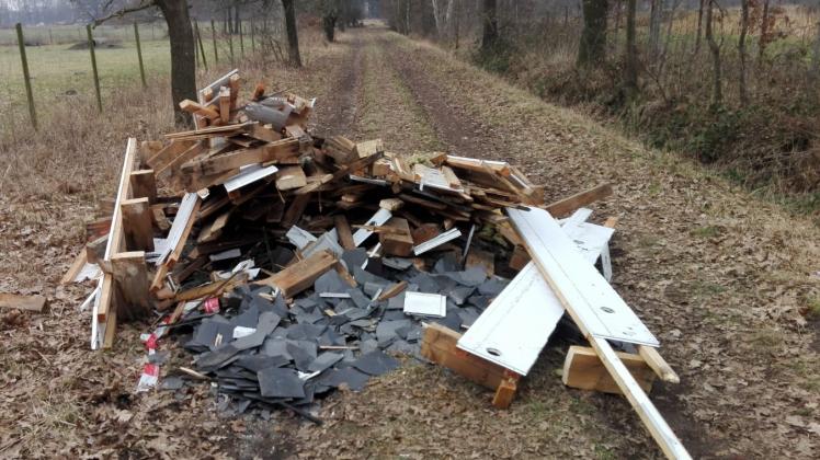 Einfach abgekippt: Müll wie dieser wird im Kreis Pinneberg an Feldern und in Wäldern von den Jägern zunehmend dokumentiert.  