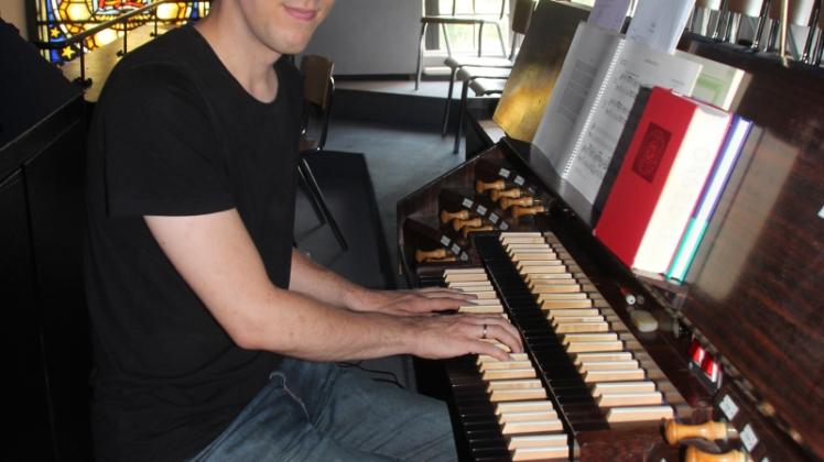 Die spieltechnische Fülle reizt den Musiker. Daniel Cromm an seinem Arbeitsplatz: die Orgel der Immanuelkirche 