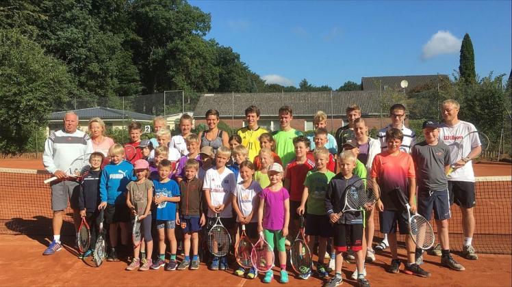 Die Tennisgemeinschaft Barmstedt lädt zu einem Tenniscamp ein. Die teilnehmenden Jungen und Mädchen lernen unter anderem die Grundlagen des „weißen“ Sports kennen.  