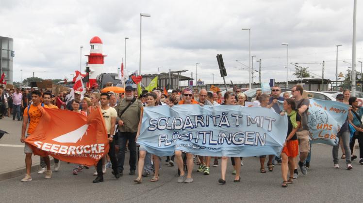 Etwa 850 Teilnehmer kamen zur Gegendemonstration, zu der Rostock hilft aufgerufen hatte. Sie startete mit einem internationalen Fest beim Hostel Dock Inn. Foto: mapp