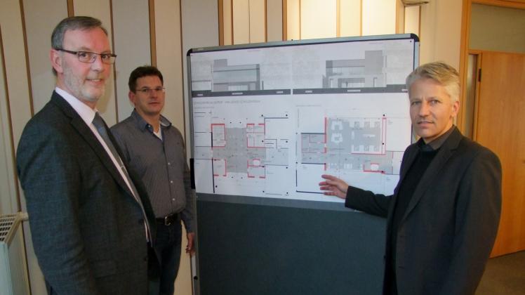Pläne entwickeln und umsetzen: Matz Matzen (l.), hier mit Architekt Lukas Böller (r.) und Ronald Legant von der Verwaltung, war zehn Jahre Schulverbandsvorsteher.     