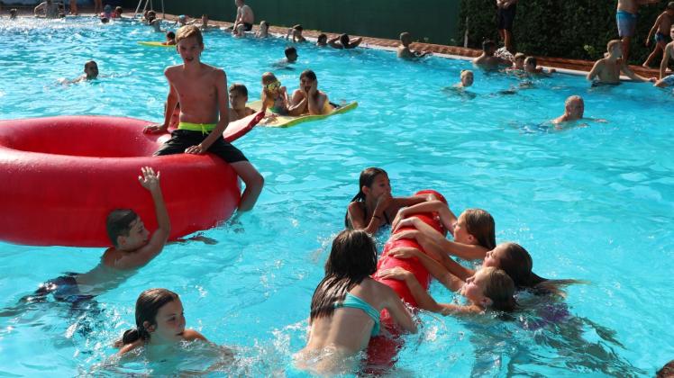 Bei der Eroberung der neuen Wasserrolle und anderer „Spaßteile“ konnten die Kinder sich richtig Austoben. 