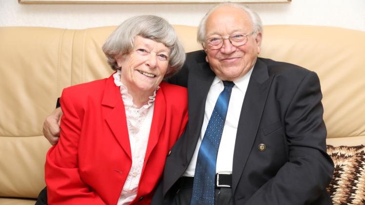 Liebevoll umarmt Karl-Heinz Vorbeck (88) seine Lotte (85). Das Paar aus Faldera feiert heute das seltene Fest der eisernen Hochzeit.