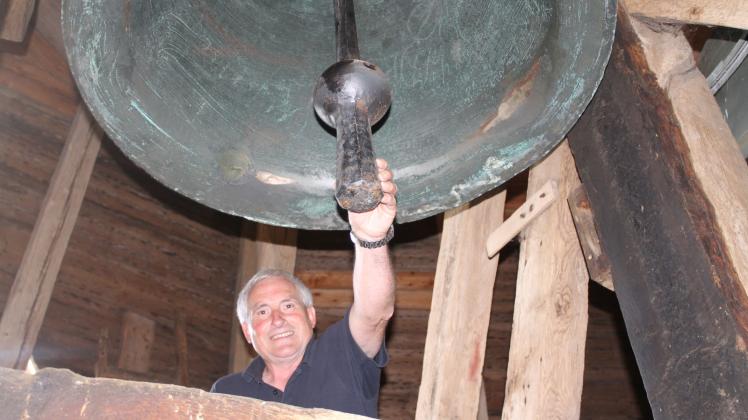 Küster Frank Itau testet den Klöppel der großen und ältesten Glocke.  Fotos: Caspari 