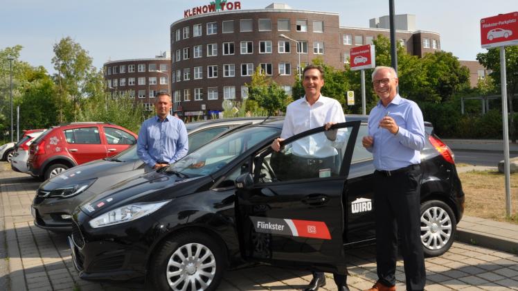 Mit einer Handy-App öffnet Thomas Hofmann (r.) den Flinkster. Wiro-Geschäftsführer Ralf Zimlich (Mitte) und Fuhrparkmanager André Krüger haben das Verfahren schon erprobt und sind überzeugt. 