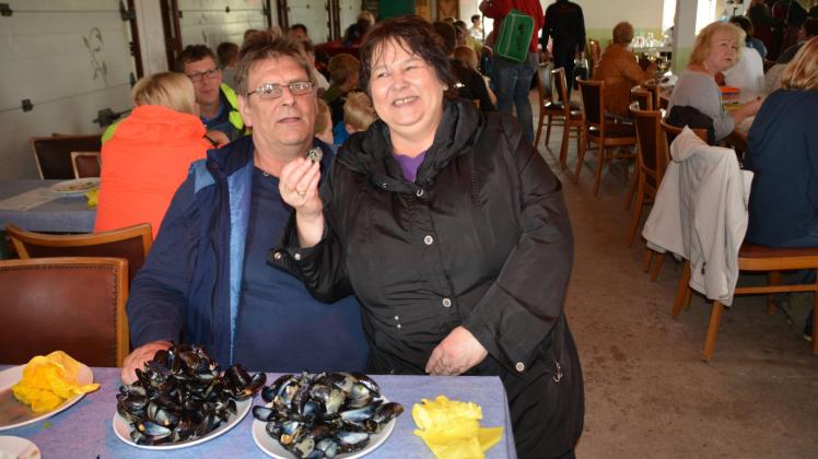 Bei den Urlaubern beliebt: im vergangenen Jahr genossen Silvia und Jens aus Rendsburg Miesmuscheln in Dagebüll.