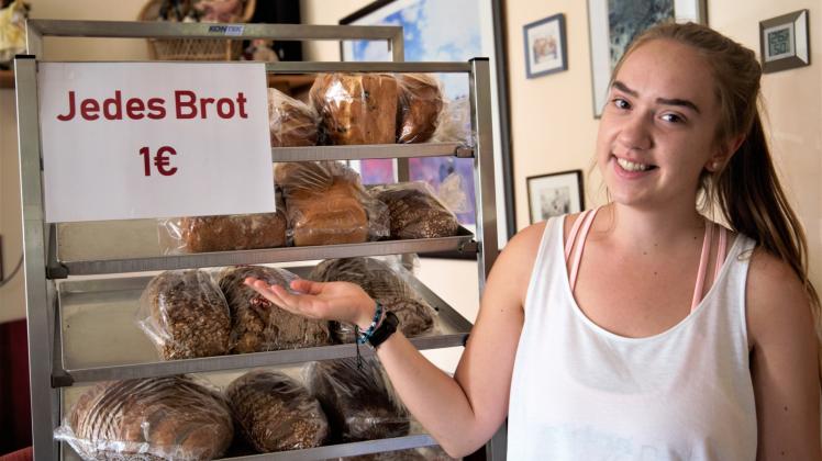 Ann-Sophie Bilski aus Busdorf macht noch bis Januar 2019 ihren Bundesfreiwilligendienst bei der Awo. Dort verkauft sie täglich erfolgreich einen Tag altes Brot.