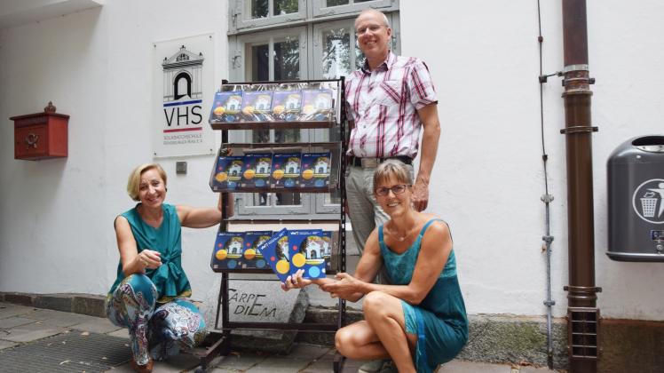 Zeigen das neue Programmheft der VHS: die stellvertretende Leiterin Gabriele Schuchardt, Leiter Rainer Nordmann und Elisabeth Pohlmeyer (von links).