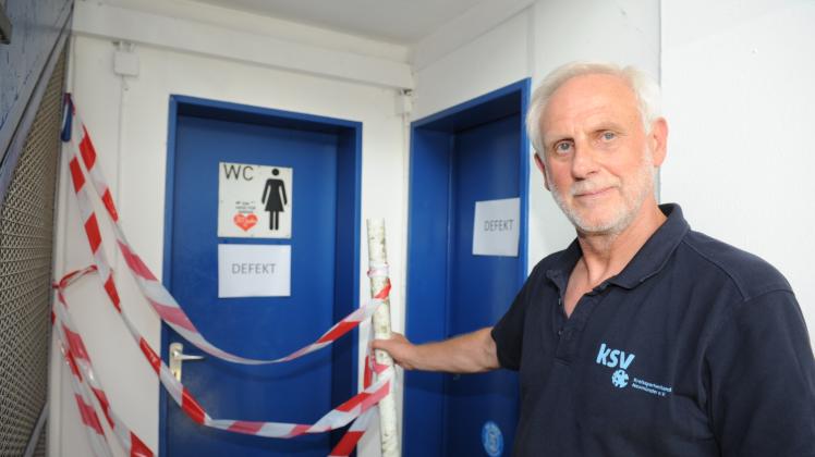 KSV-Geschäftsführer Eggert Rohwer weist auf die gesperrten Toiletten. 