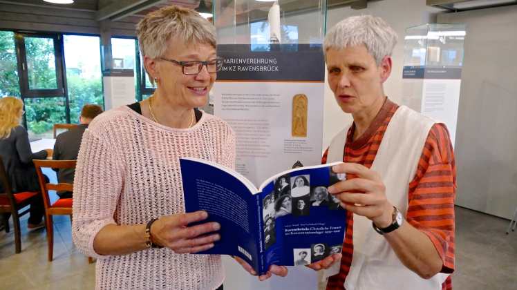 In den Katalog vertieft: Dörte Christiansen (l.), Geschäftsführerin der Gedenkstätte, und Ute Morgenroth vom Evangelischen Frauenwerk in Flensburg. 