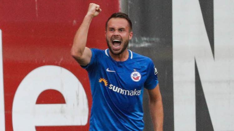 Pure Freude über den Ausgleichstreffer bei Hansa-Stürmer Pascal Breier. Der 26-Jährige traf am 3. Spieltag der neuen Saison 2018/19 erstmals für die Rostocker. 