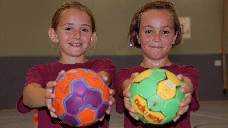 Nelly Kate Ingwersen (10, li.) und Amelie Treu (10) mögen am Handball vor allem den Teamgedanken. Fotos: Kitzinger 