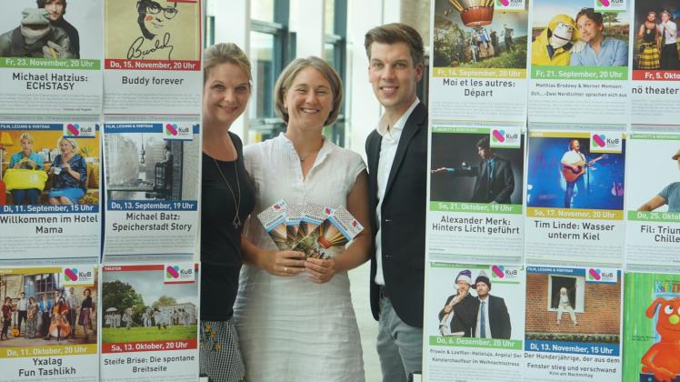 Stolz auf das neue Programm: Katrin Offen (l.), Inken Kautter und Tim Knackstedt.  Fotos: Nie(1), St (6.) 