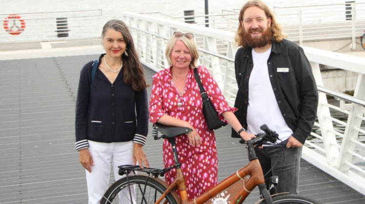 Fähre, Fahrrad oder zu Fuß: (v.li.) Nicoline Henkel, Doris Grondke und Eyke-Alexander Bittner sind gespannt auf Ideen für nachhaltige Mobilität in Kiel.