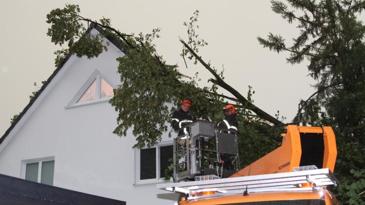 Über vier Stunden lang dauerte ein Einsatz der Freiwilligen Feuerwehr Großhansdorf. Im dortigen Himmelshorst hatte eine kräftige Sturmböe während des Gewitters eine mächtige Linde von einem Nachbargrundstück auf ein Wohnhaus gedrückt und dieses erheblich beschädigt. 