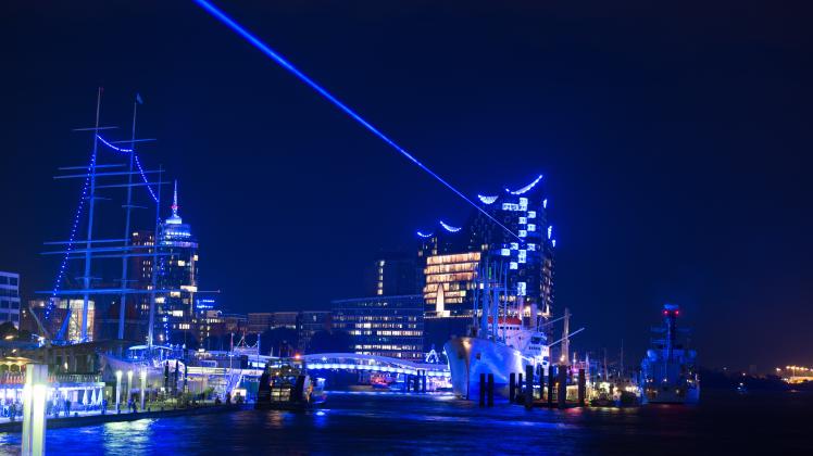 Zahlreiche Lichtinstallationen des Projektes „Blue Port Hamburg“ tauchen den Hamburger Hafen und die „Queen Mary 2“ in blaues Licht.