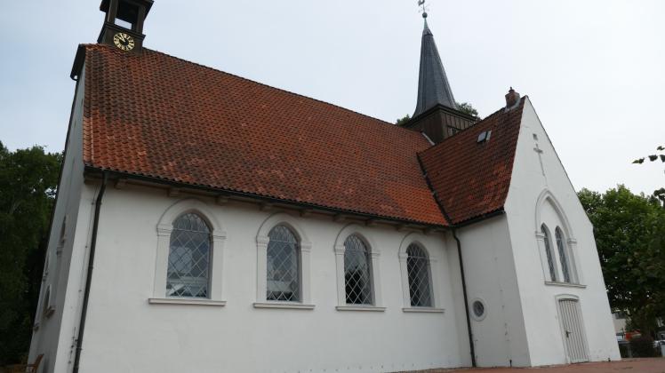 Im Jahre 1636 wurde das schmucke Gotteshaus als Notkirche überflutungssicher auf einer Anhöhe aus den Steinen der von Überschwemmungen zerstörten Kirche errichtet.  Fotos: fsh 