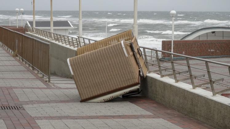 „Oriana“ traf Sylt mit Windstärke zehn: An der Promenade am Westerländer Strand wurden dabei Strandkörbe umgeweht. 