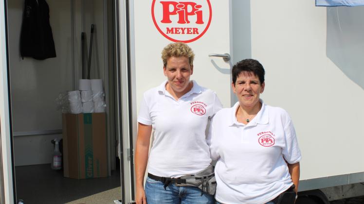 Mit Freundlichkeit und guter Laune sind Katharina und Monika Meyer (v. l.) bei der Arbeit. Sie sind bereits das fünfte Mal auf der Hanse Sail und sorgen dafür, dass die Besucher jederzeit eine einwandfreie Toilette erwarten können.  
