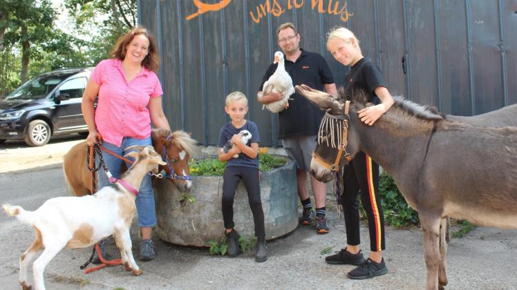 Tiere sind ihre Leidenschaft: Nadine und Marc Axelsen mit ihren Kindern Kian und Elea.