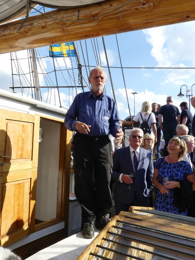 Gespannt hören Joachim Gauck und Daniela Schadt dem Kapitän Egil Bergström (l.) zu. Fotos: aeng Gespannt hören Joachim Gauck und Daniela Schadt dem Kapitän Egil Bergström (l.) zu. Fotos: aeng