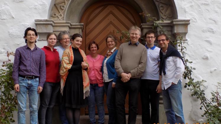 Sieben der zehn Teilnehmer der Bosauer Orgel-Akademie und die beiden Dozenten Prof. Arvid Gast (3. von rechts) und Sergej Tcherepanov (rechts) bei einem ersten Treffen.