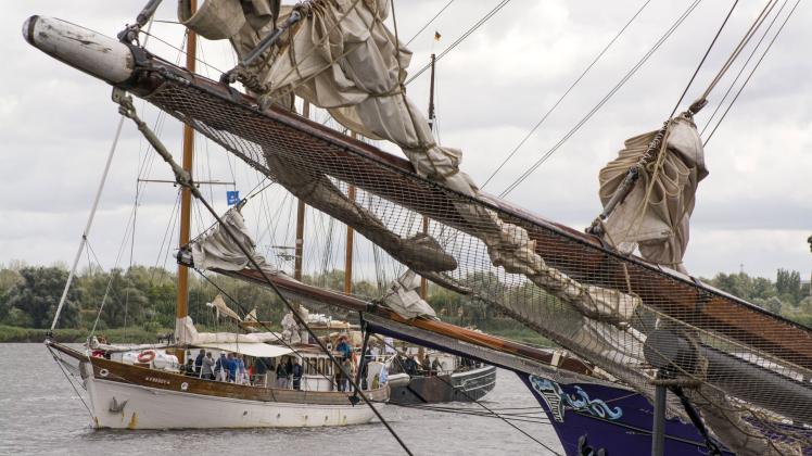 Traditionssegler liegen und fahren am zweiten Tag der 28. Hanse Sail im Stadthafen von Rostock. 