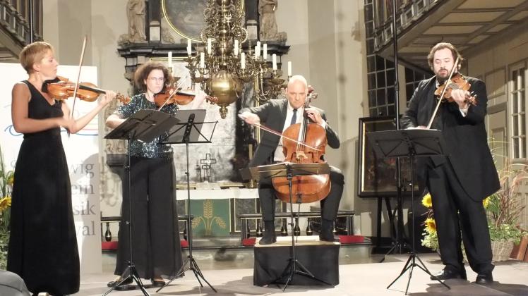Hochbegabte Musiker waren mit dem Artemis Quartett im Rahmen des Schleswig-Holstein Musikfestivals in Glückstadt zu Gast (v.li.): Vineta Sareika, Anthea Kreston, Eckart Runge und Gregor Sigl.