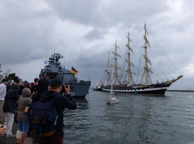 Wenn die „Krusenstern“ anlegt, sind die Hanse Sail-Besucher immer wieder begeistert und der Traditionssegler stiehlt den Kreuzlinern die Show. Wenn die „Krusenstern“ anlegt, sind die Hanse Sail-Besucher immer wieder begeistert und der Traditionssegler stiehlt den Kreuzlinern die Show.