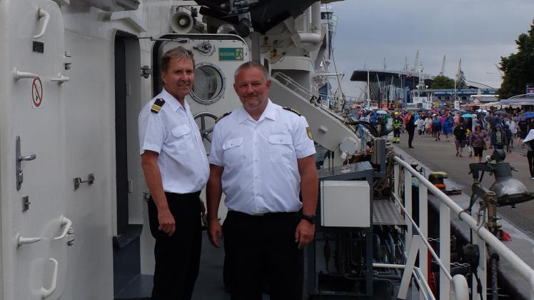 Viel Technik haben Steffen Seifert und Holger Well beim Open Ship auf dem Bundespolizeischiff „BP 26 Eschwege“ ihren Besuchern zu bieten. 
